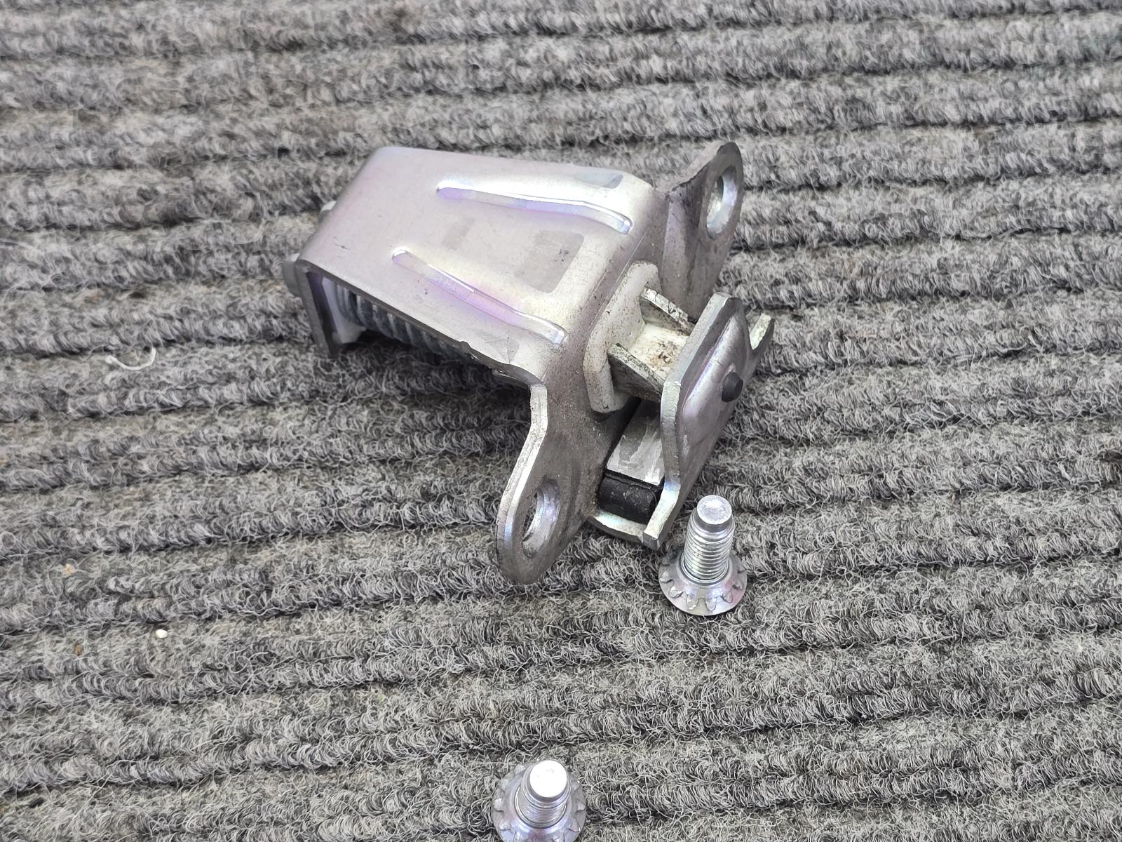 View Auto part Door/Boot/Gate Lock Mitsubishi Triton 2021